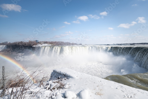 Niagara falls in Winter © surangaw