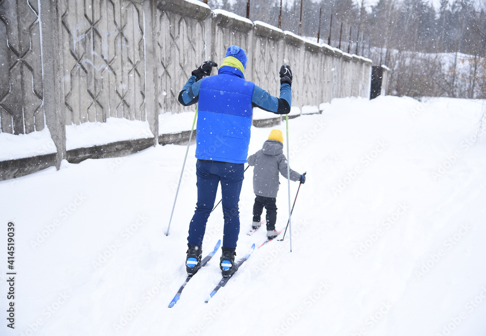Fototapeta premium Family ski trip