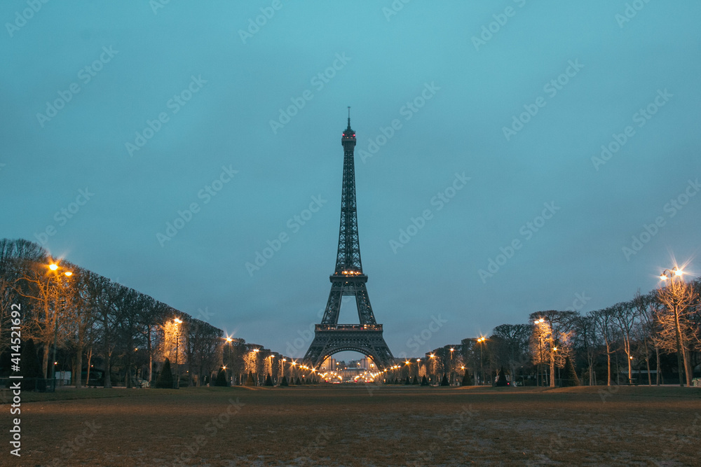 Fototapeta premium eiffel tower at sun rise