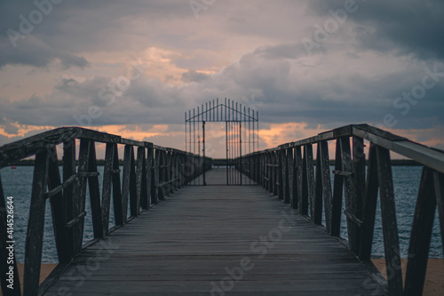 Atardecer en un puente. © ivan
