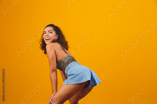 Fotografie afro woman dancing funk with space for text. Woman dancing