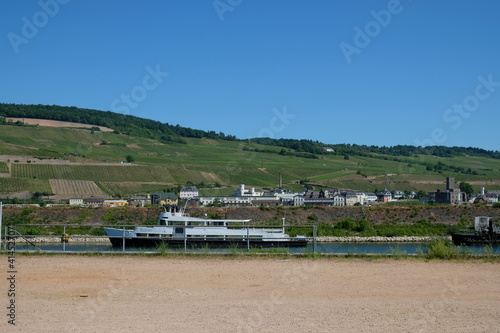 FU 2020-06-01 Bingen 8 Fähre vor Weinbergen