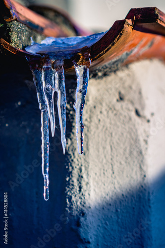 Eiszapfentonziegelrinnenwassertropfengefrieren photo