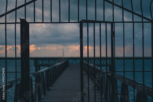 Atardecer en un puente.
