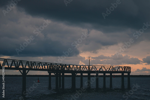 Atardecer en un puente.