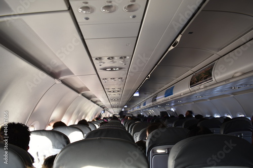 Interior de un avión, listo para despegar