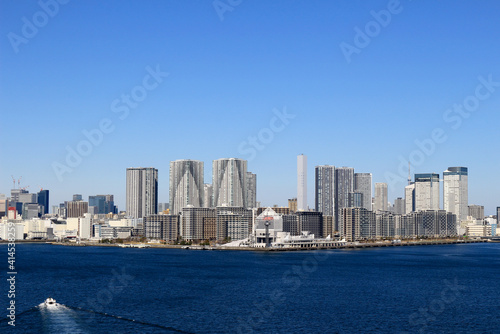 A view of the apartment houses in the bay area lined up from Harumi to Kachidoki, which can be seen from the Rainbow Bridge in Tokyo Bay © Wako