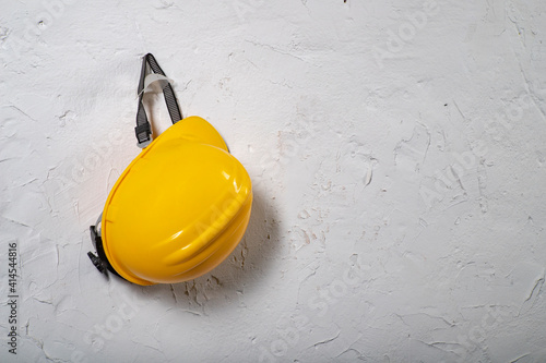 Valokuva Yellow work helmet hung on a hook