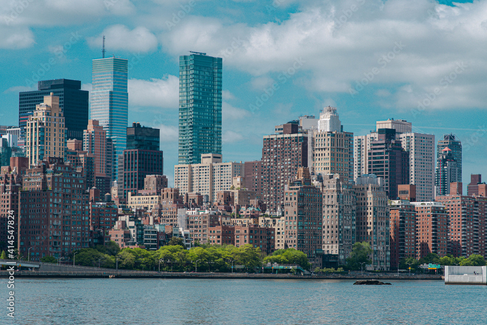 Fototapeta premium Manhattan NYC skyline with a perfect light