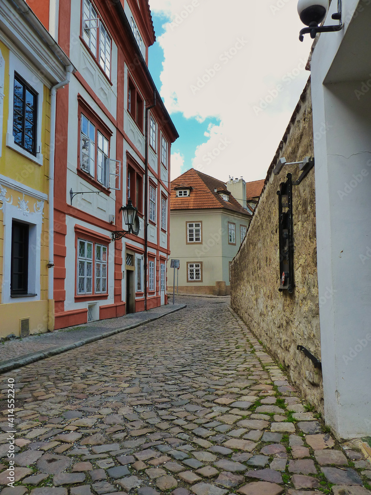calle solitaria del casco antiguo de Praga.