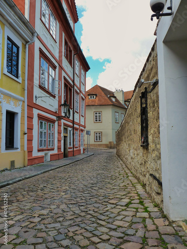 calle solitaria del casco antiguo de Praga. © mvera