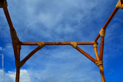 Estructura de madera soga y palma con cielo nublado de playas de Los Cabos Mexico