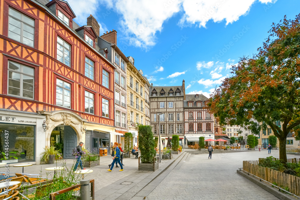Φωτογραφία Timber frame homes line a town square in the medieval city of Rouen France with