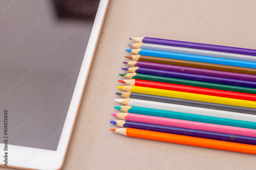 Naklejka premium varios lápices de colores de dibujo, artista, artículo electrónico, primer plano, detalles