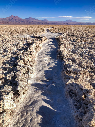 Hermoso sendero en reserva nacional de flamencos. San pedro de Atacama, Chile