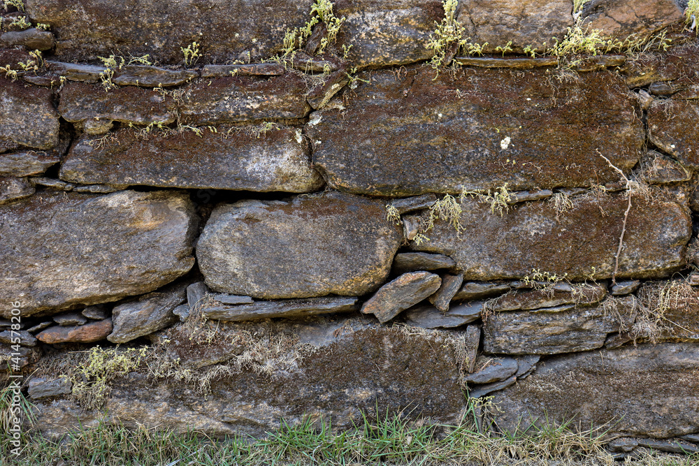 Fototapeta premium Imagem de muro antigo feito de pedras e rochas para ser usada como background ou wallpaper.