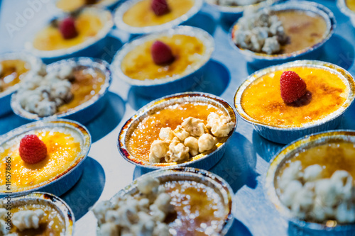 Fotografie multiple crème brûlée iwth popcorn and strawberries on top