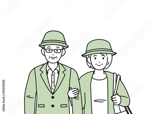老夫婦　年配のカップル　仲良し　腕を組む　外出　お出かけ　上半身　イラスト素材