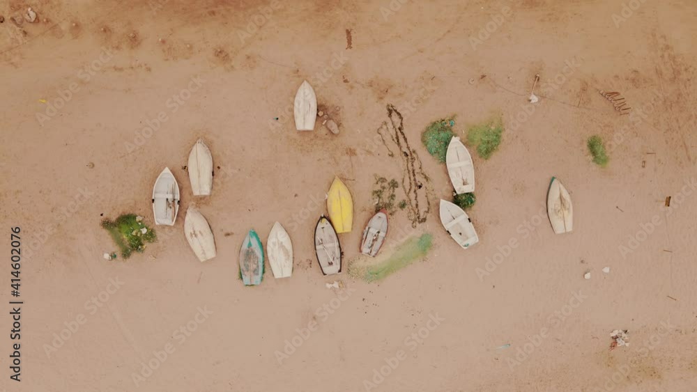 Vista aérea de botes anclados en la arena, playa de Punta hermosa Lima Perú