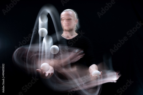 Billede på lærred Abstract image of juggler with smoothed white balls in motion