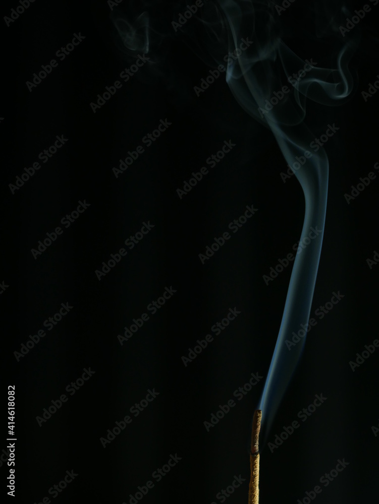 Obraz premium swirling smoke on a black background
