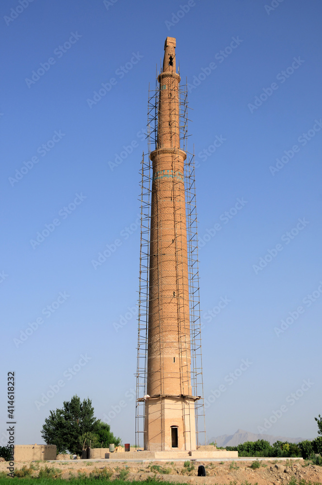 Obraz premium The Ziar Minaret was built in the 12th century during the Great Seljuk period. The tile and brick decorations in the minaret are remarkable. Isfahan, Iran.