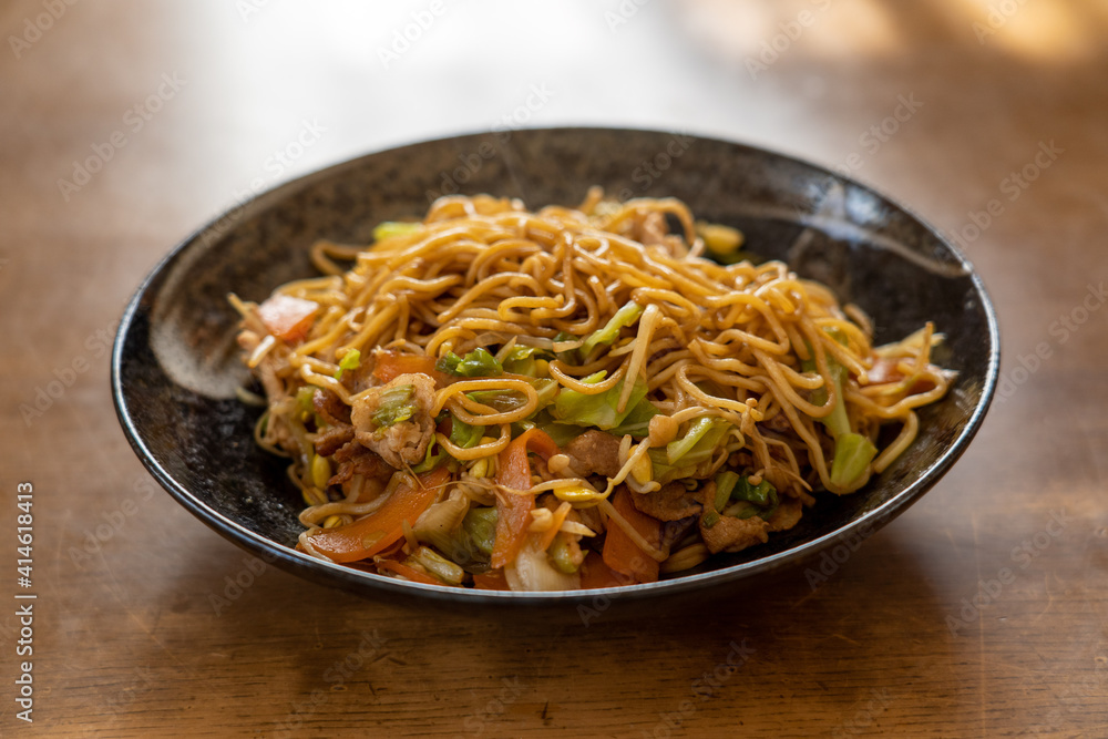 お皿に盛られた焼きそば お皿に盛られた焼きそば