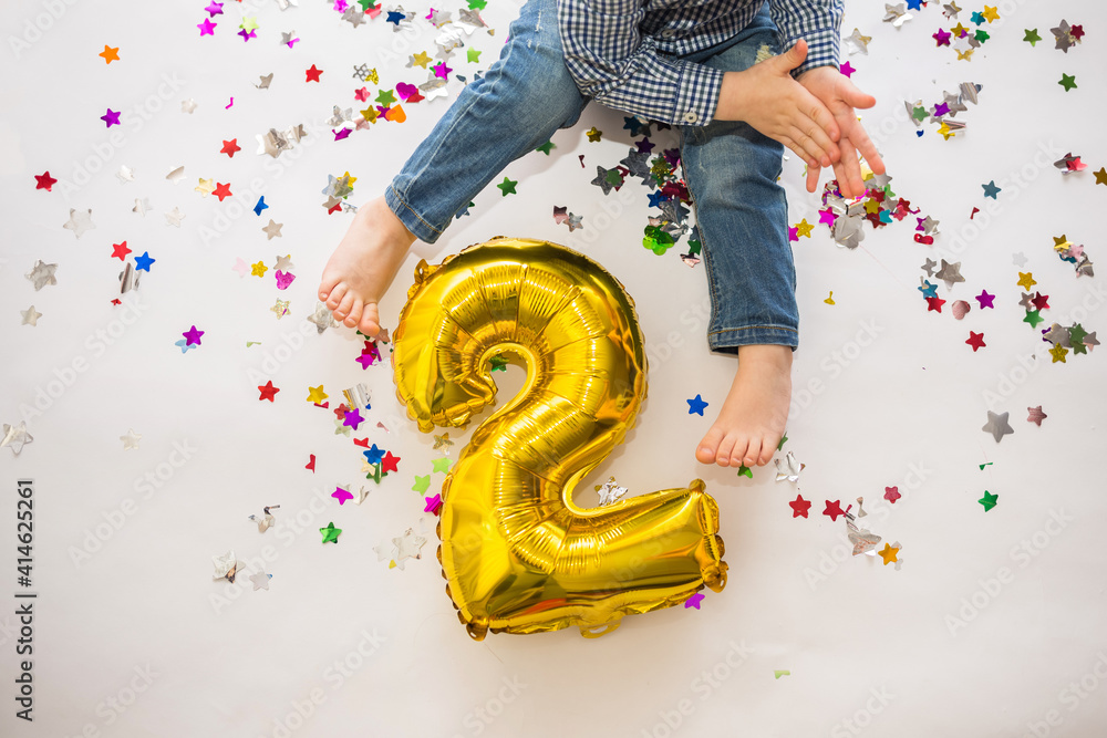 Obraz premium foil number two on a white background with confetti