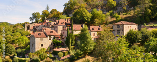 Panoramique bas village de Saint-Cirq-Lapopie (46330), département du Lot en région Occitanie, France photo