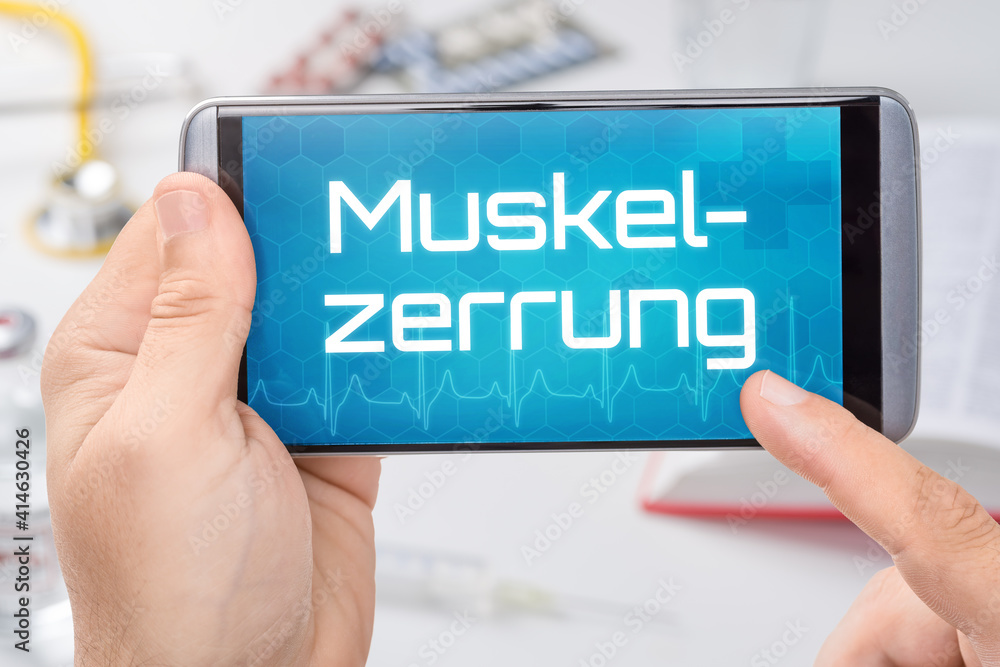 Smartphone mit dem Text Muskelzerrung auf dem Display Smartphone mit dem Text Muskelzerrung auf dem Display
