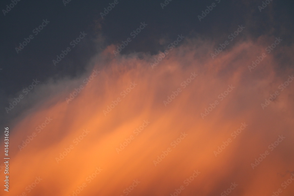 nuvola arancione in movimento al tramonto