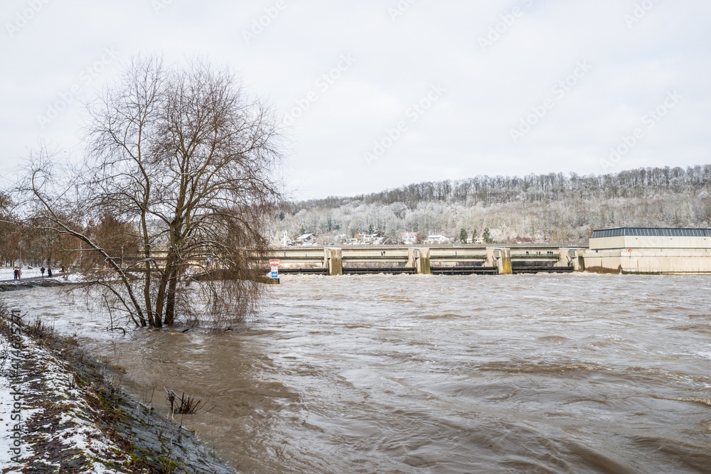 Hochwasser des Fluss Donau im Winter 2021 in Regensburg, Deutschland