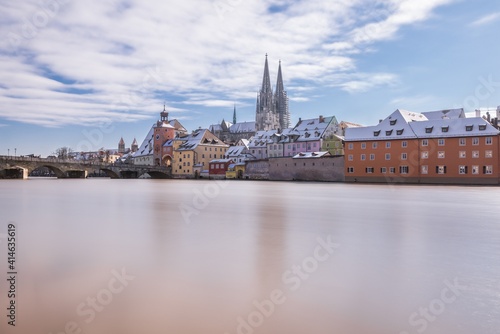 Hochwasser des Flusses Donau im Winter 2021 in Regensburg mit Blick auf den Dom die Altstadt und überschwemmte Promenade und der steinerne Brücke, Deutschland