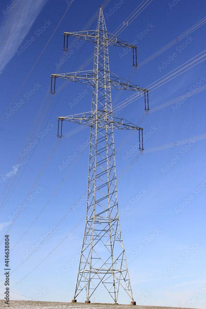 Strommast vor blauen Himmel. Energie Übertragung. Strommast vor blauen Himmel. Energie Übertragung.