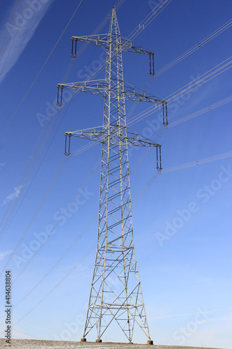 Strommast vor blauen Himmel. Energie Übertragung.