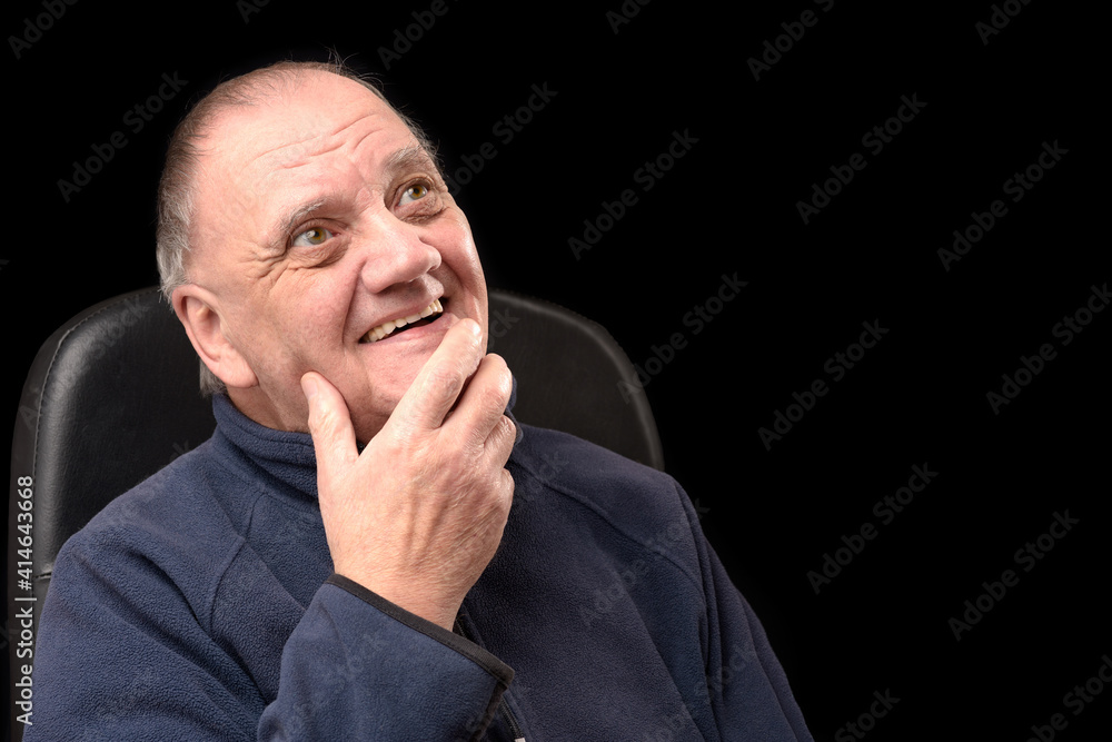 portrait vieil homme dans fauteuil grand sourire sur fond noir portrait vieil homme dans fauteuil grand sourire sur fond noir