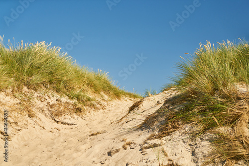 Zugang zum Strand auf Sand zwischen Dünen am Meer