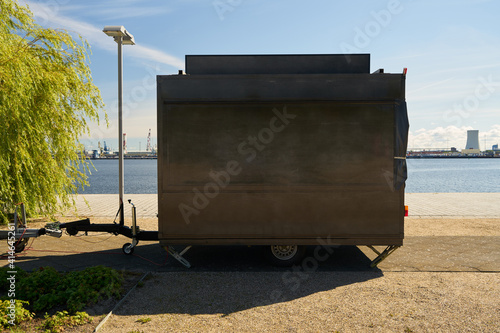 Food Truck Anhänger parkt als Mock-Up Template photo