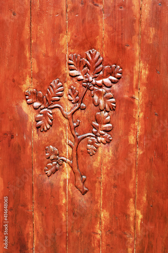 Sculpture sur porte en bois photo