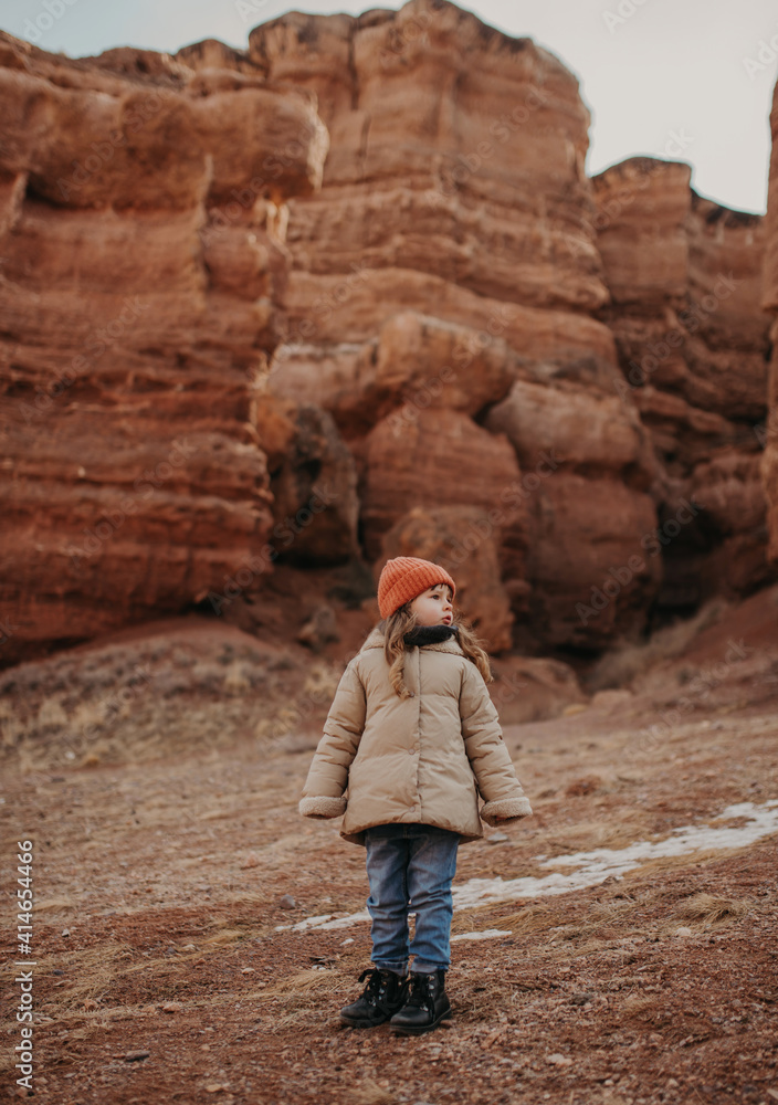 Naklejka premium child in the desert