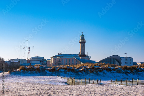 Leuchtturm an der Ostseeküste in Warnemünde im Winter