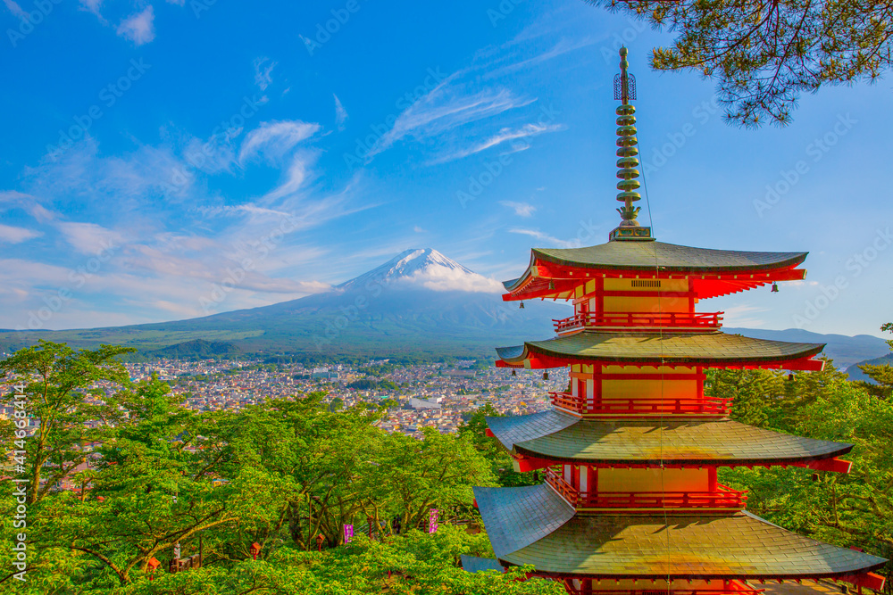 五重塔　目の前の富士と眼下にみえる街