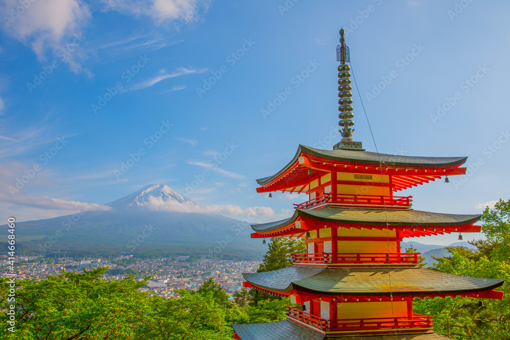 青空に映える五重塔　富士山