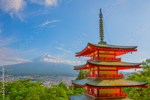 青空に映える五重塔 富士山