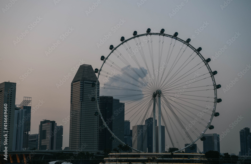 Fototapeta premium big wheel and skyline of Singapore