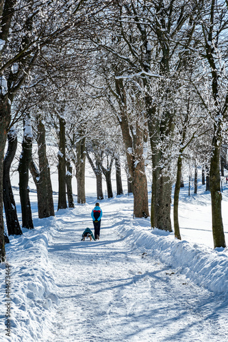 Mama und Kind mit Schlitten im Schnee