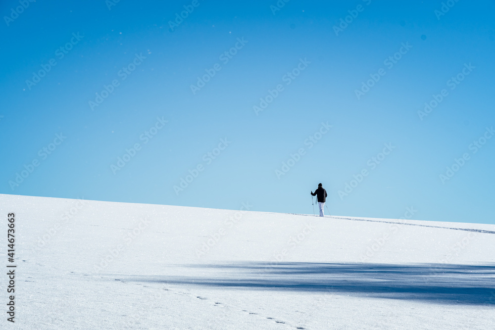 Skifahrer am Horizont