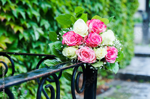 Brautstrauß mit pinken und weißen Rosen photo
