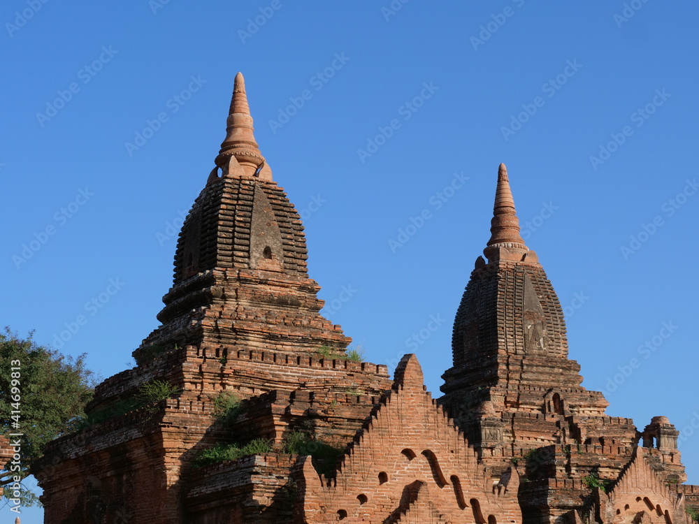 Fototapeta premium BAGAN, MYANMAR - november 2019: ruins of Buddhist temples in Bagan 