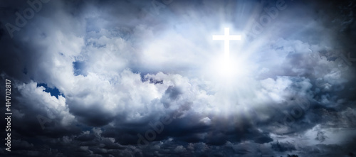Foto Cross silhouette in cloudy sky, banner design